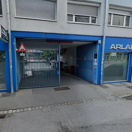 Center With Private Parking Lägenhet
